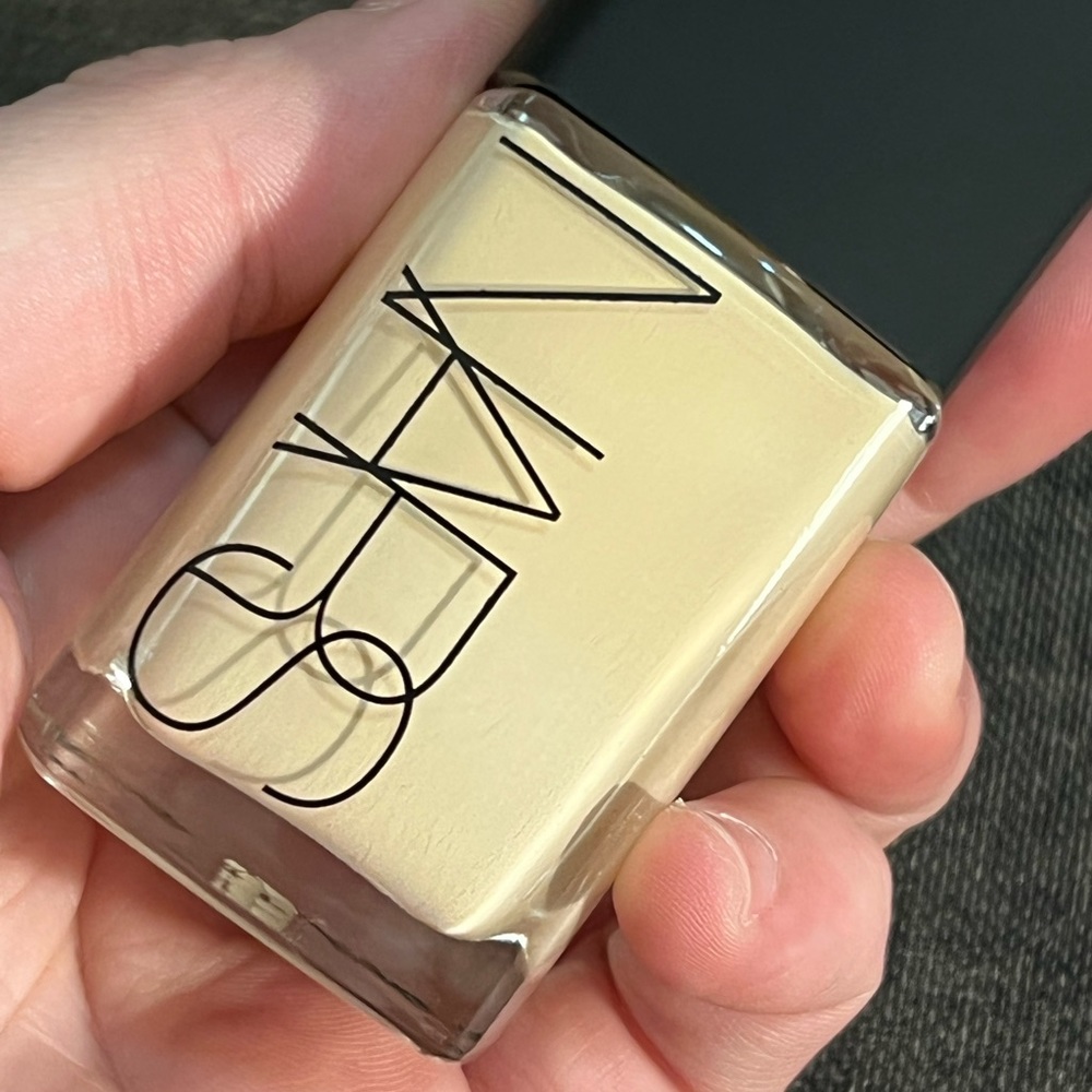 Light 3 GOBI - NARS Sheer Glow Foundation - Picture 3 of 8